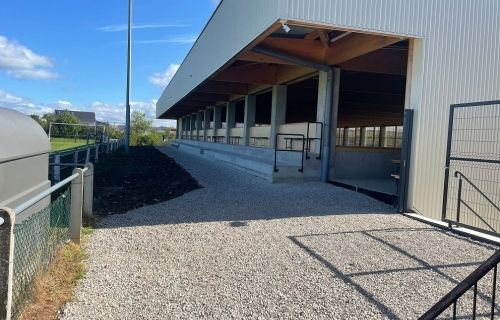 Construction d'une aire sportive couverte ouverte
