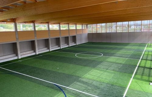 Construction d'une aire sportive couverte ouverte